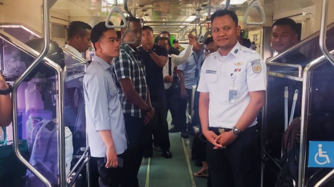 gibran naik kereta bandara Adi Soemarmo