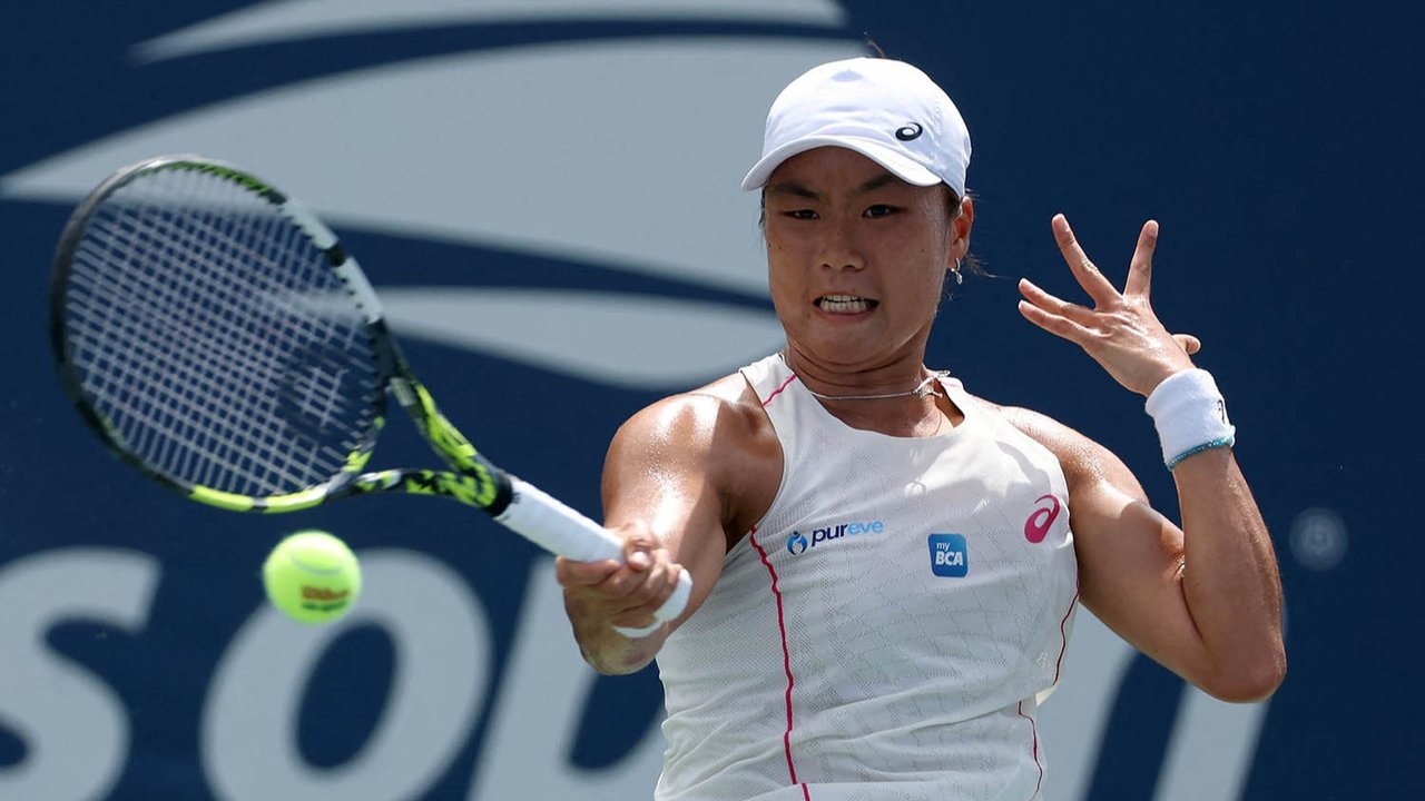 Petenis putri Indonesia Janice Tjen saat bertanding melawan  melakukan petenis Rusia Veronika Kudermetova pada putaran pertama kejuaraan tenis AS Terbuka di New York, Minggu, (24/08/2025) waktu setempat.