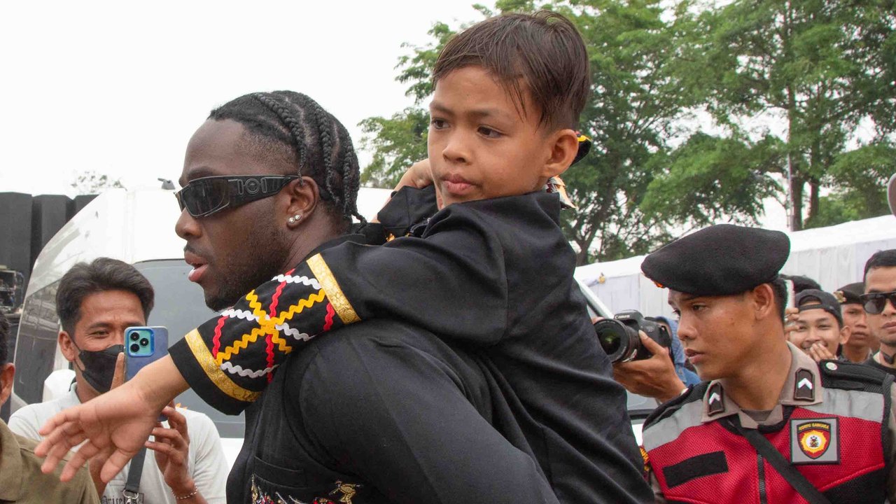 Penari pacu jalur Rayyan Arkan Dikha digendong rapper Amerika Melly Mik  saat mereka meninggalkan festival Pacu Jalur di Sungai Kuantan, di Kabupaten Kuantan Singingi, Provinsi Riau, Minggu (24/08/2025).