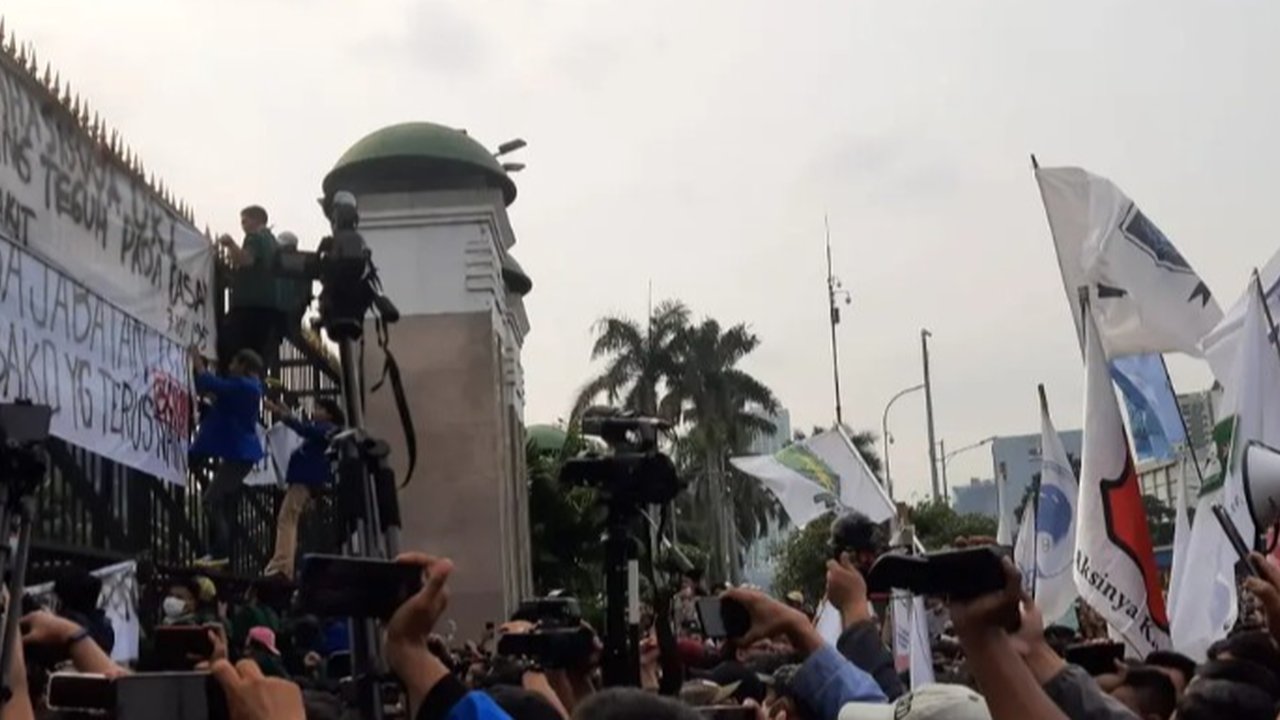 Sejumlah mahasiswa coba merusak pagar Gedung DPR