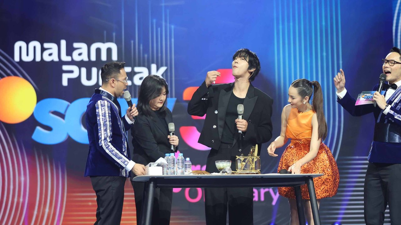 Presenter Raffi Ahmad, penterjemah, bintang drama Koresa Ahn Hyo Seop,  presenter Astrid Tyar dan actor Ben Kasyafani saat malam puncak HUT SCTV 35 Xtraordinary di studio 6 Emtek City, Indosiar Minggu (25/8/2025) malam.