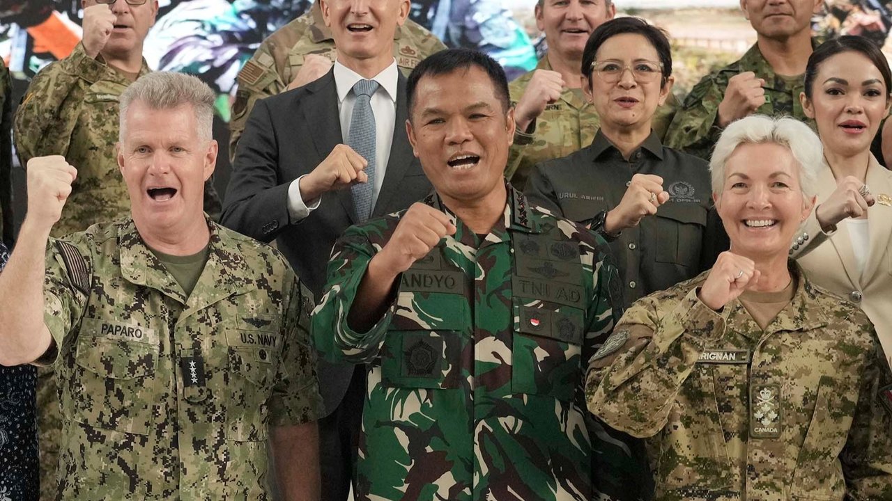 Panglima Komando Indo-Pasifik AS Laksamana Samuel Paparo (ke-6 dari kiri), Wakil Panglima TNI Jenderal Tandyo Budi Revita (ke-5 dari kanan) dan Kepala Staf Angkatan Darat (Kasad) Jenderal TNI Maruli Simanjuntak (ke-3 dari kanan) bergandengan tangan dengan peserta lain dalam upacara pembukaan Super Garuda Shield 2025 di Sekolah Staf dan Komando Angkatan Laut, Jakarta, Senin (25/08/2025