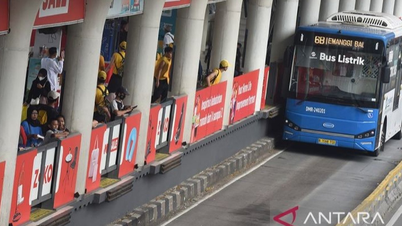 TransJakarta melakukan pengalihan rute bus di beberapa koridor akibat perbaikan jalan dan pohon tumbang. Simak detail pengalihan rute TransJakarta dan cara memantau jadwal terkini!