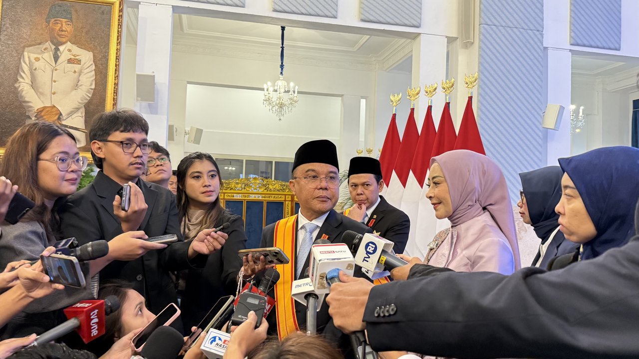 Terima Tanda Kehormatan: Apa Jasa Haji Isam, Seskab Teddy, hingga Dasco ?
