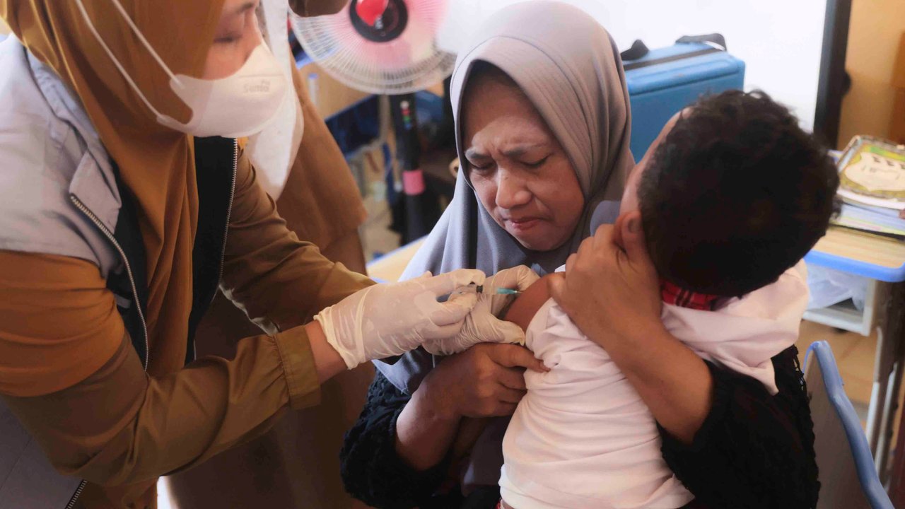 Petugas kesehatan memberikan suntikan vaksin campak kepada seorang anak dalam kampanye vaksinasi campak setelah wabah di Sumenep, Jawa Timur, Indonesia, Indonesia, Senin (25/08/2025).