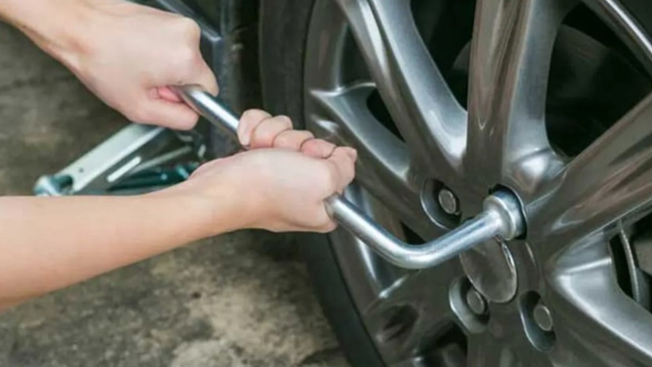 Buka dulu baut ban sebelum membersihkan rem cakram mobil
