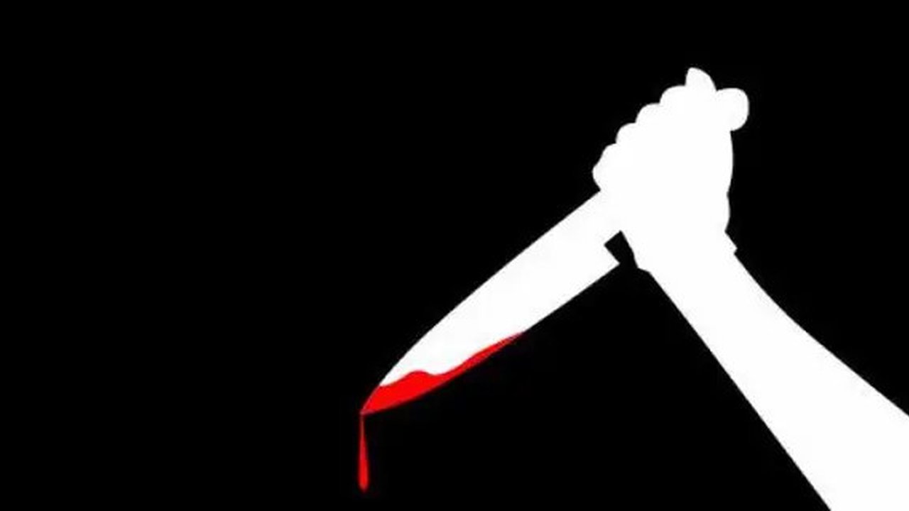 Nenek asal Jawa Timur ini baru 'ngeh' tertikam pisau saat darah banyak mengucur di punggungnya. Duh, seram!