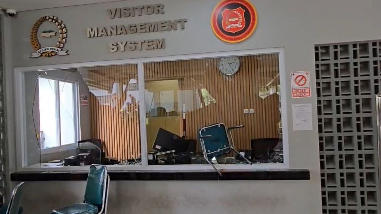 Makin Panas, Pendemo Depan Gedung DPR Emosi Lempar Kursi ke Pos Penukaran Identitas