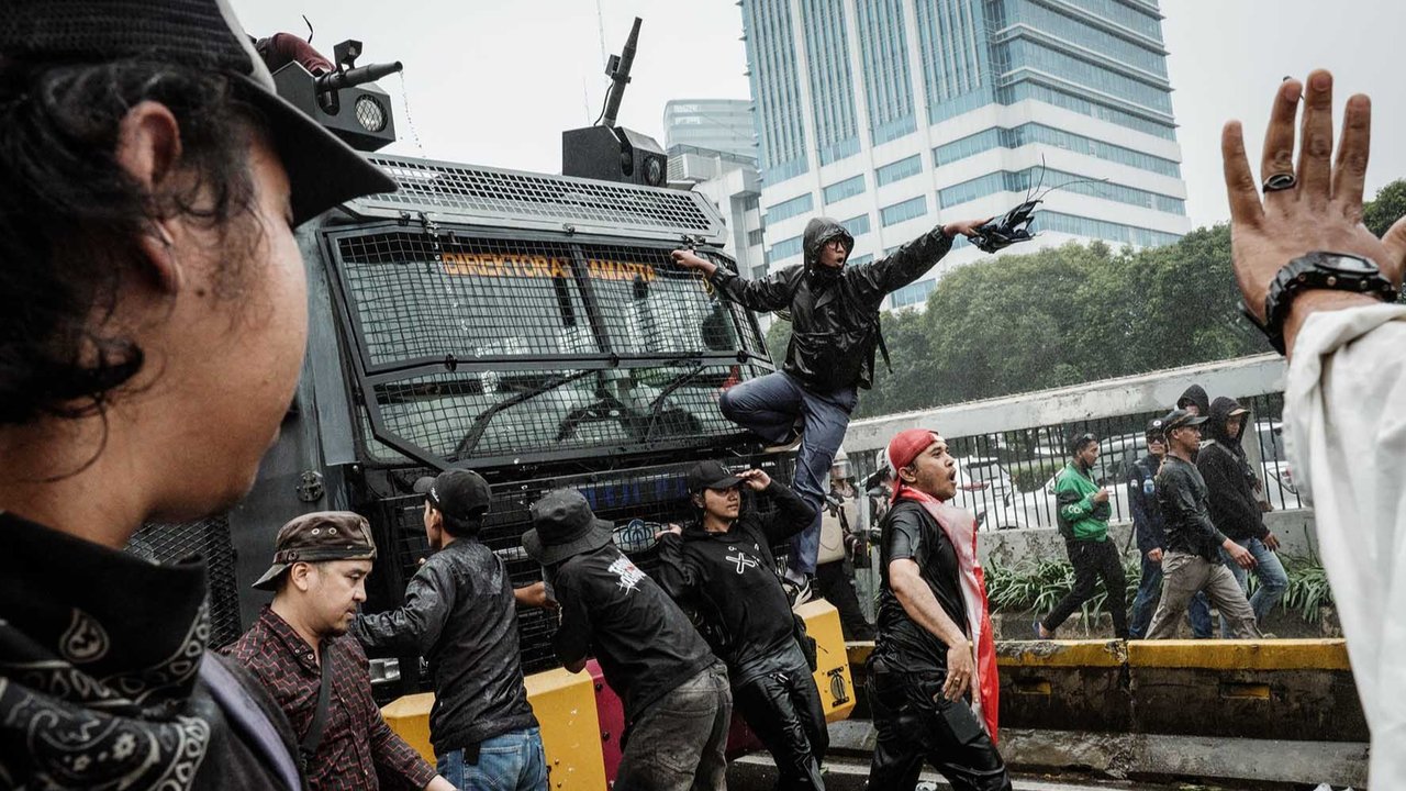 Pengunjuk rasa menahan laju mobillwater canon saat demo menuntut pembubaran DPR di depan Gedung DPR/ MPR, Jakarta, Senin (25/08/2025).