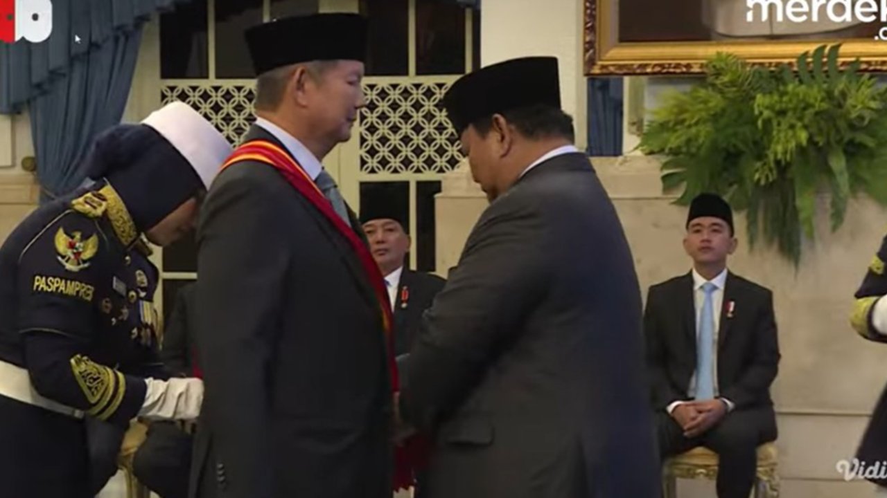 VIDEO: Detik-detik Prabowo Anugerahi Sang Adik Hashim Bintang Maha Putra Utama, Tarik Tangan Bersalaman