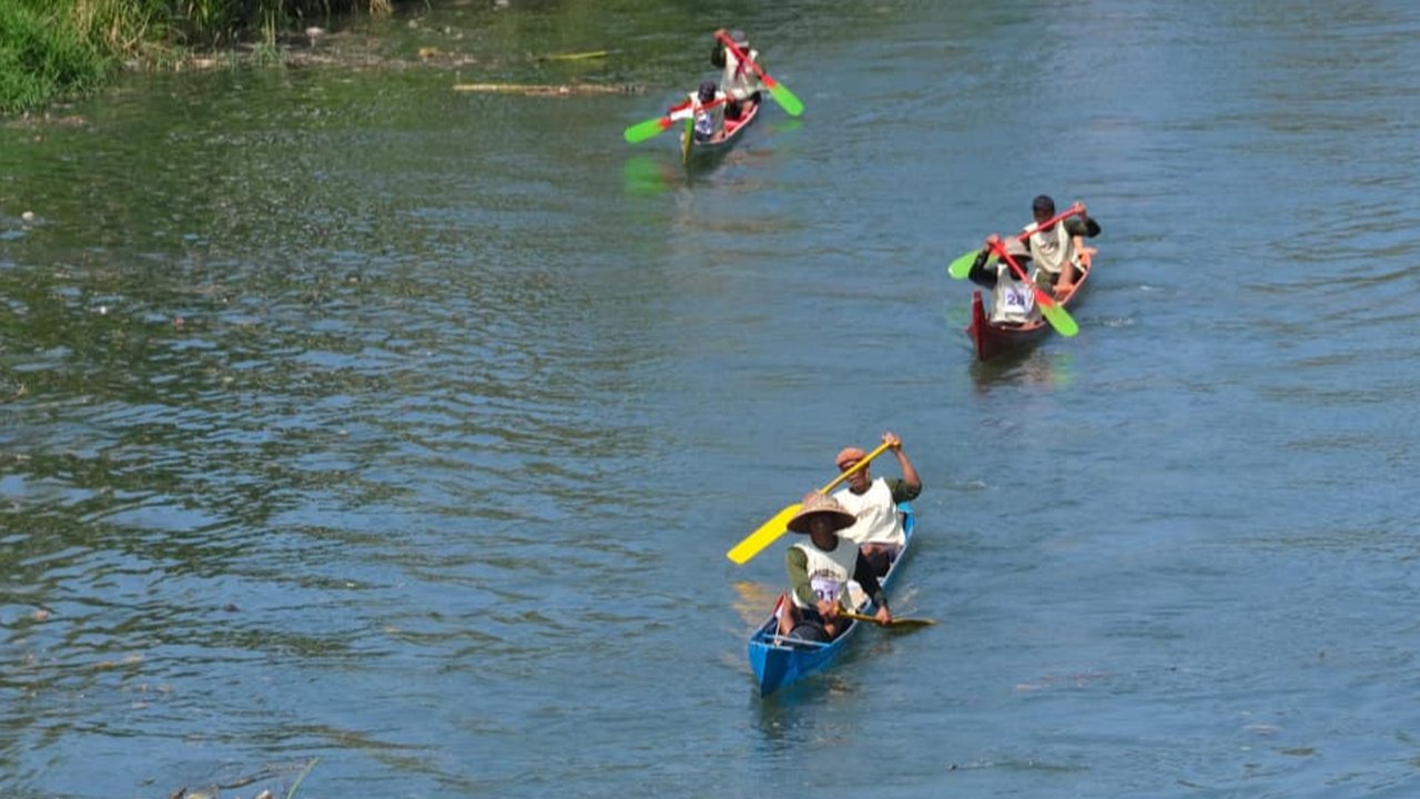 Serunya Lomba Pacu Sampan Tradisional di Bali, Adu Tangkas Mendayung 5 Kilometer