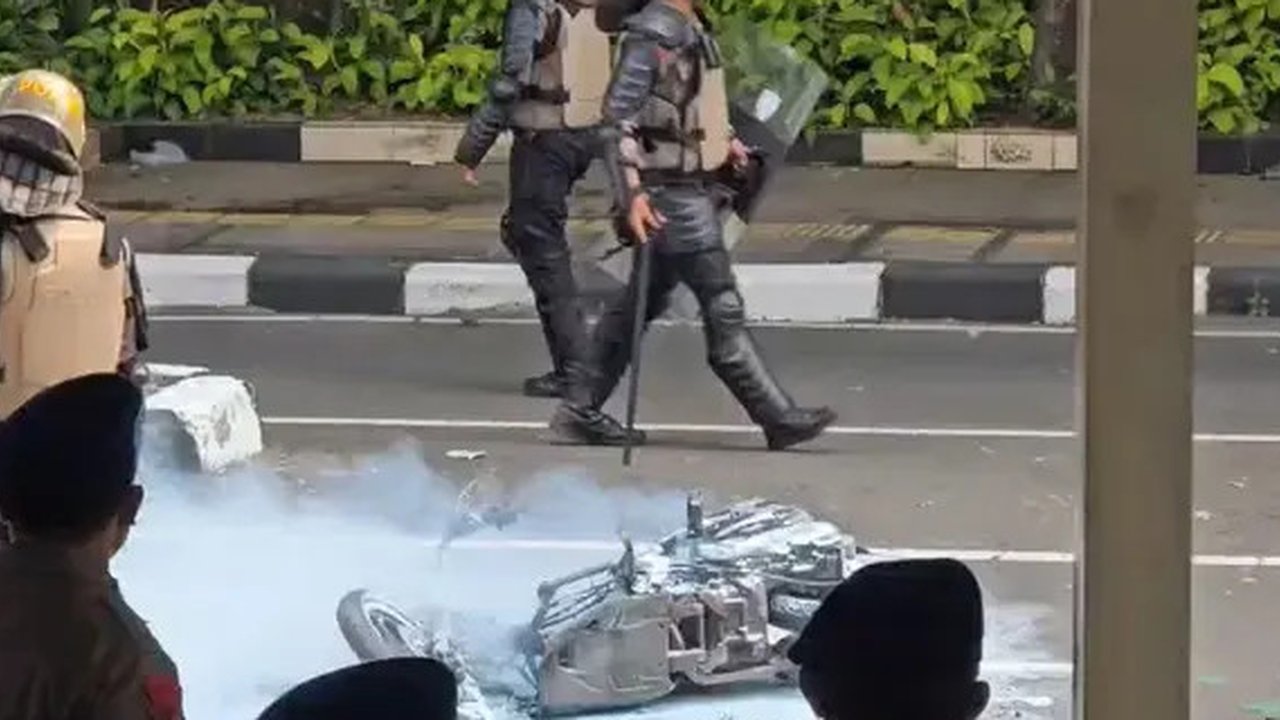 Massa bakar motor saat demo di depan Gedung DPR/RI. (Liputan6.com/Radityo)