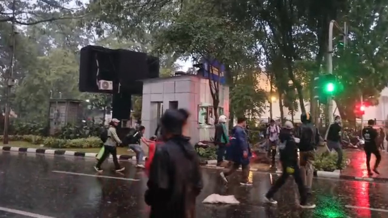 Demo Depan Gedung DPR Ricuh, Massa dengan Polisi Kembali Bentrok hingga Pospol Dirusak