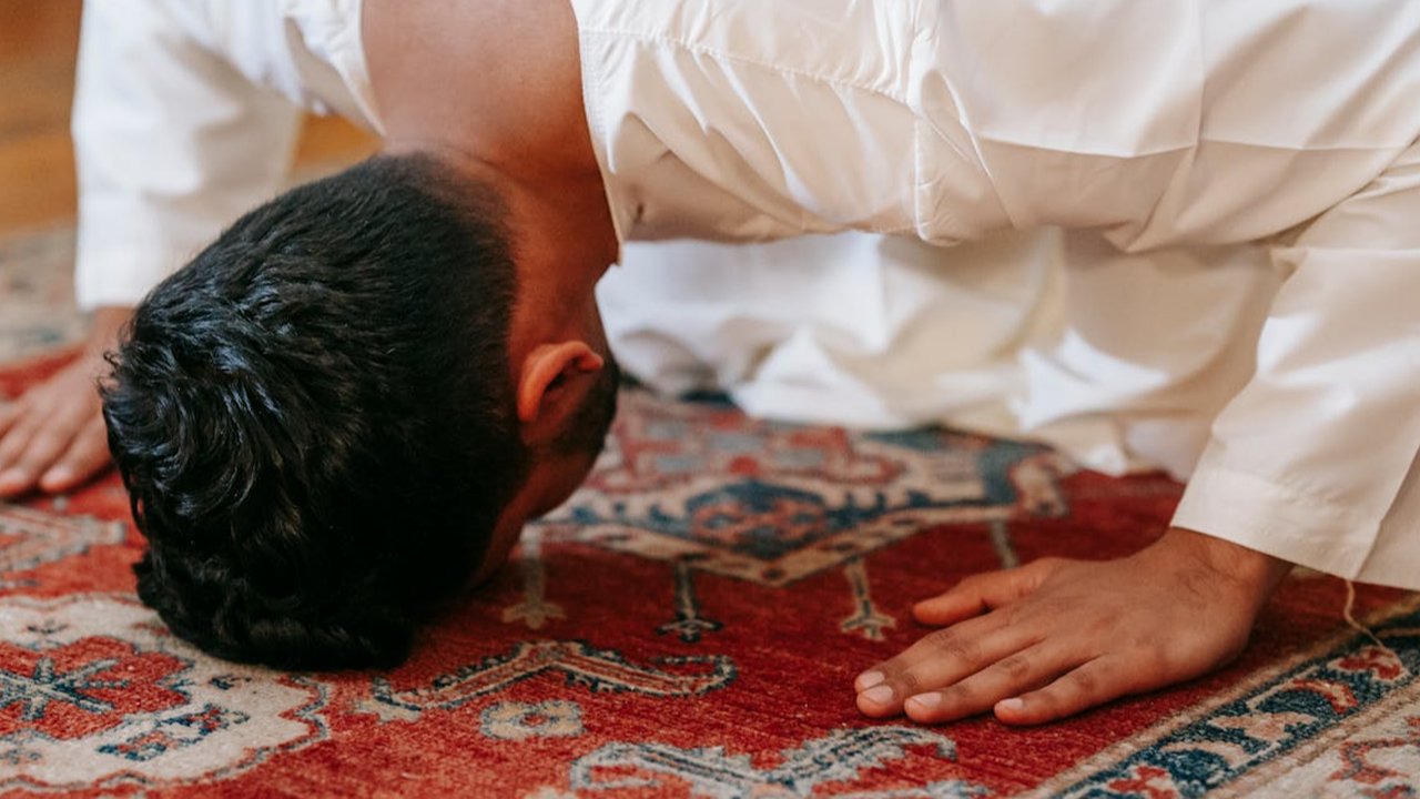 Ilustrasi sholat di masjid. (Dok. Pixabay)