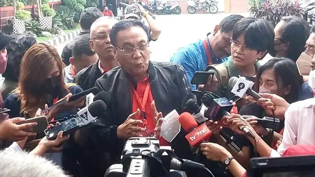 Ketua DPD PDIP Jawa Tengah, Bambang Wuryanto atau Bambang Pacul memberi penjelasan sikap DPD PDIP Jawa Tengah terkait pencalonan Gibran. Foto: liputan6.com/felek wahyu