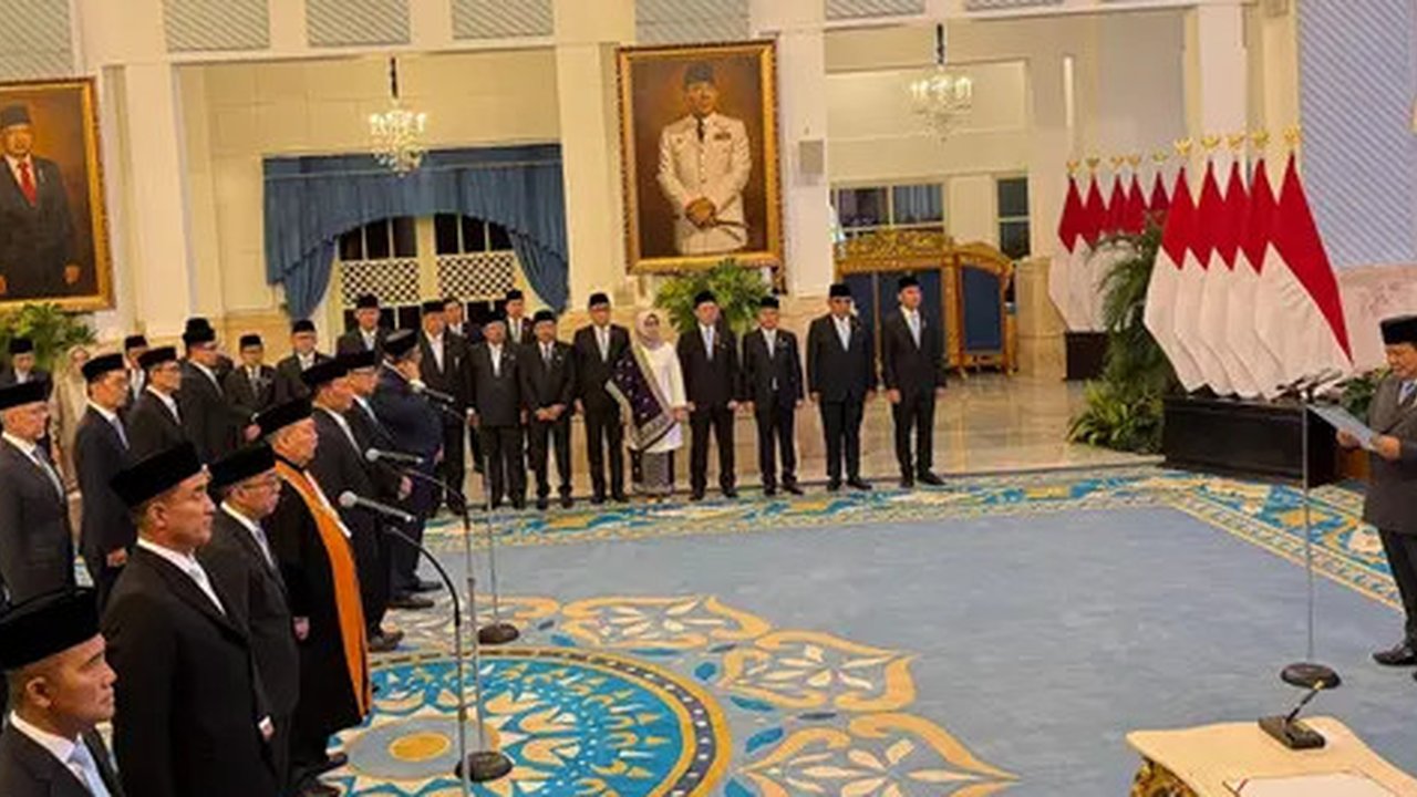Presiden Prabowo Subianto melantik 8 Duta Besar Luar Biasa Berkuasa Penuh (Dubes LBBP) RI untuk negara sahabat di Istana Negara Jakarta, Senin (25/8/2025) (Dok. Liputan6.com/Lizsa Egeham).