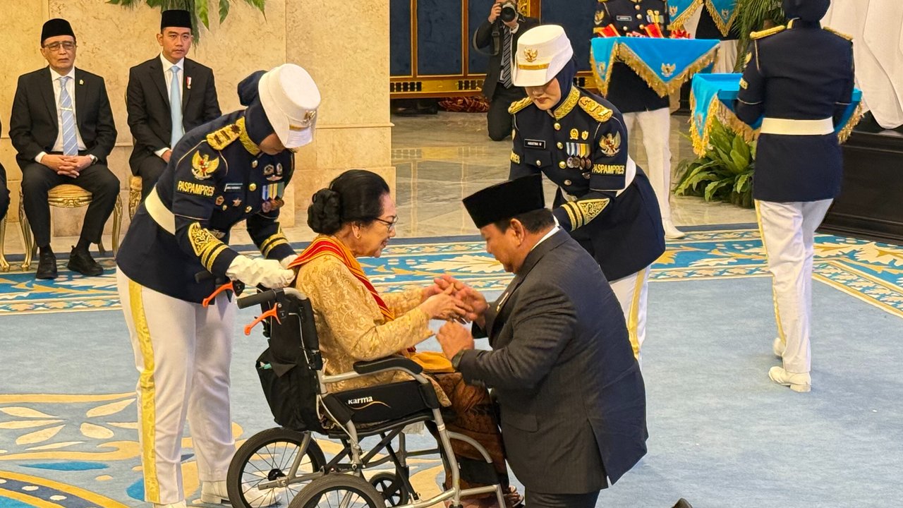 Momen Prabowo Berlutut saat Sematkan Tanda Kehormatan ke Adik Bu Tien Soeharto dan Sesepuh TNI