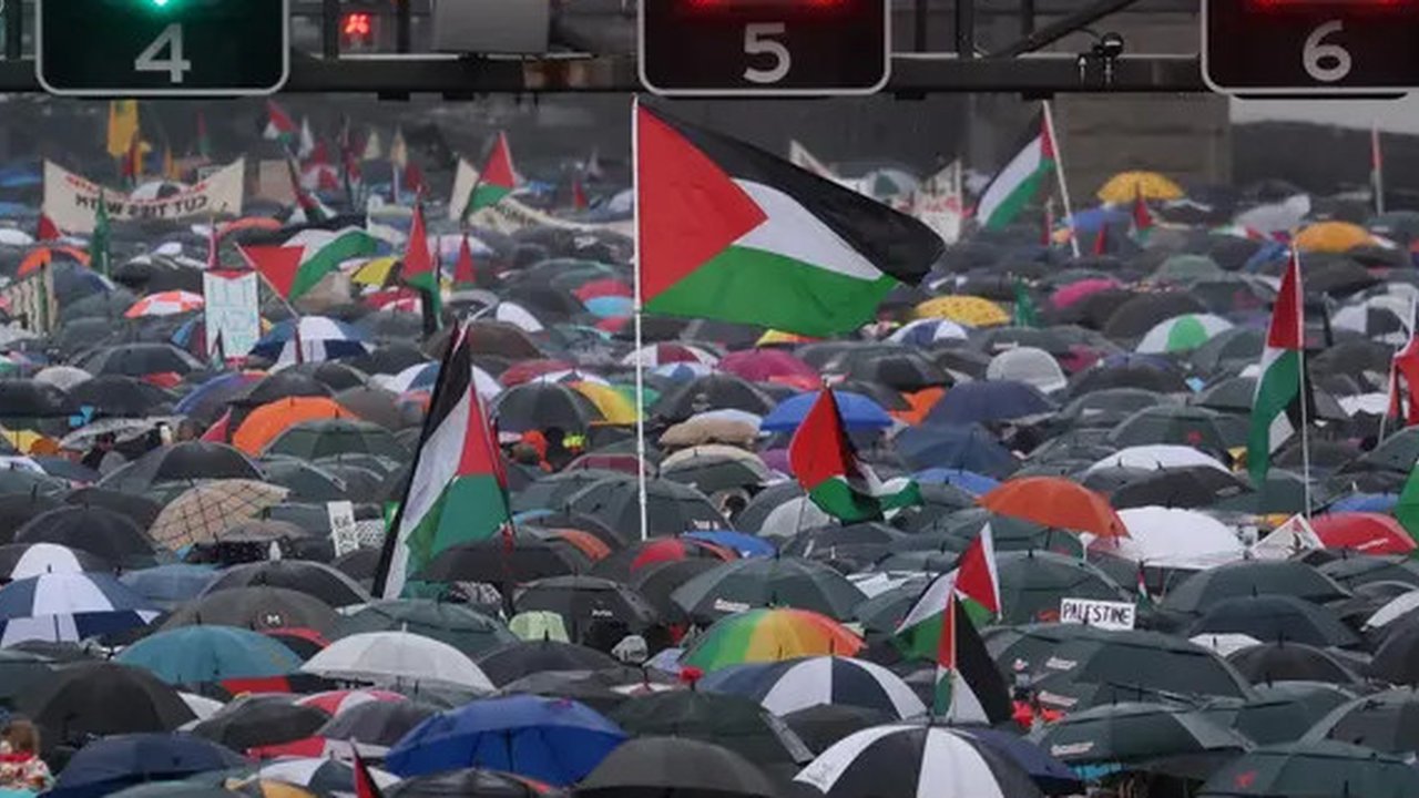 Para demonstran berbaris melintasi Jembatan Pelabuhan Sydney, Australia, dalam sebuah aksi unjuk rasa untuk mendukung warga Palestina, pada 3 Agustus 2025. (DAVID GRAY/AFP)
