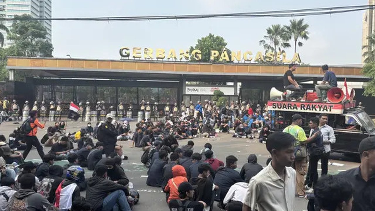 Petugas kepolisian menghadang demonstran saat demo  menuntut pembubaran DPR di depan Gedung DPR/ MPR, Jakarta, Senin (25/08/2025).