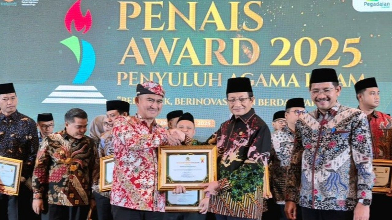 Wali Kota Tarakan Khairul Menerima Penghargaan Penerangan Agama Islam atau PENAIS Award 2025