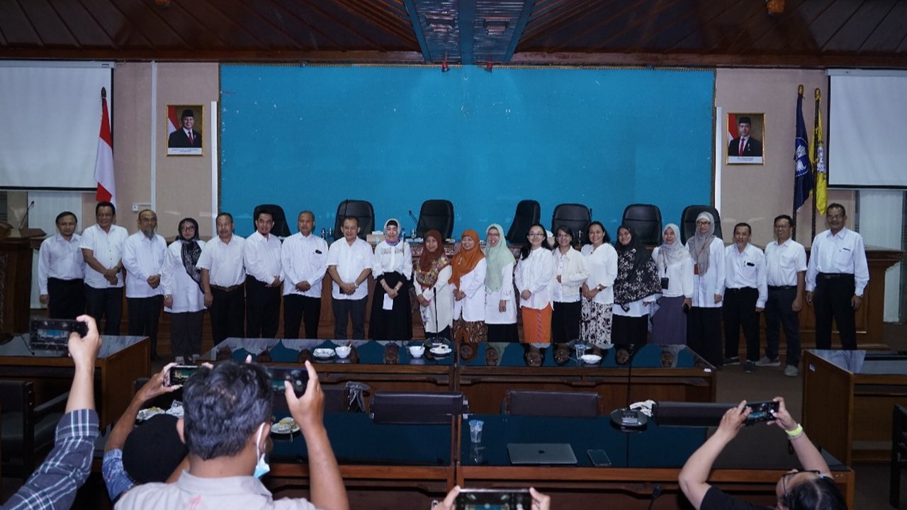 UNS Kukuhkan 19 Guru Besar Baru, Perkuat Kiprah Akademik dan Riset Nasional