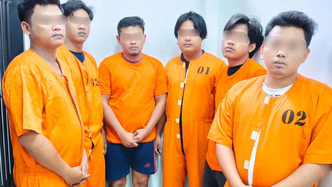 Pakai Baju Oranye, Begini Tampang 6 Sopir Pengeroyok Sekuriti Bandara Ngurah Rai Bali