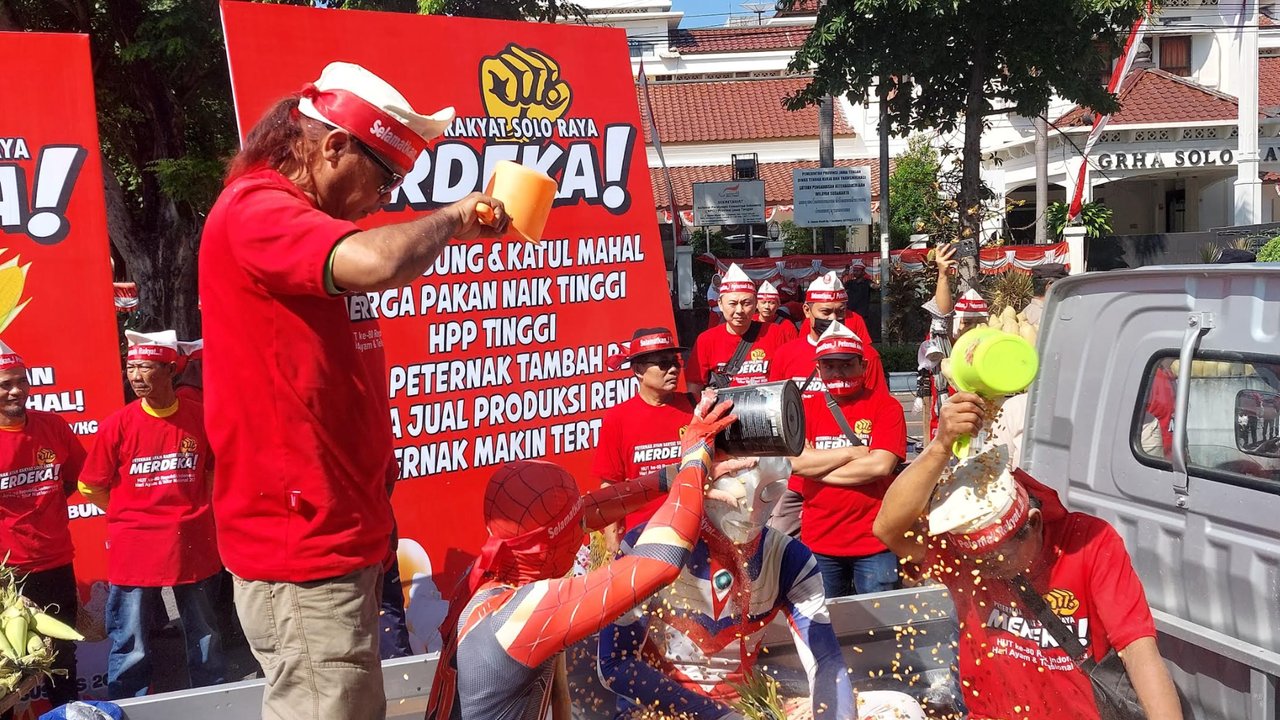 Aksi Demo Peternak Ayam di Solo Diwarnai 'Mandi Jagung', Ini Tuntutannya