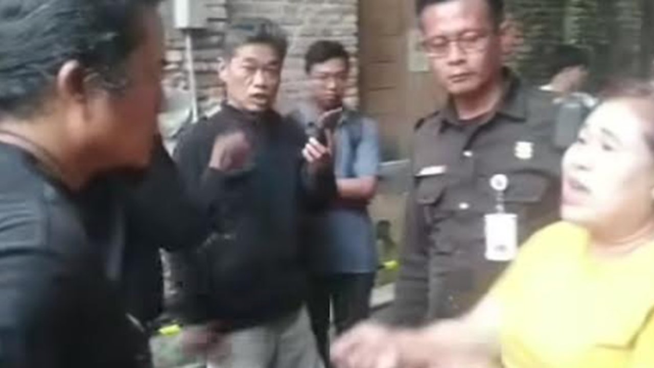 Bule Afrika Kepergok Curi HP Saat Beli Kopi, Nyaris Diamuk Massa