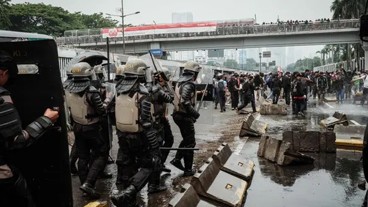 Sebanyak 1.250 personel gabungan disiagakan untuk mengamankan jalannya aksi unjuk rasa hari ini. (YASUYOSHI CHIBA/AFP)