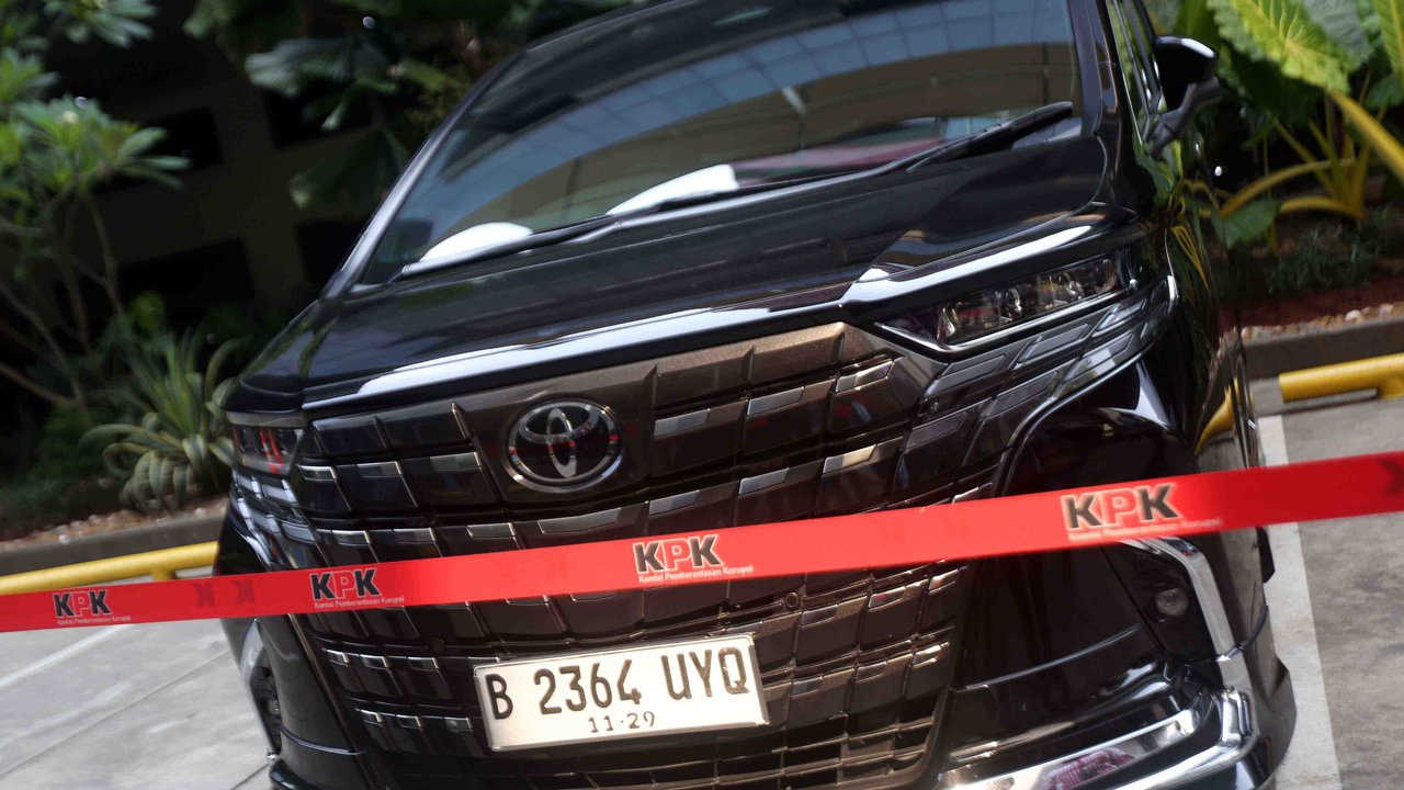 Mobil Alphard hasil sitaan penggeledahan rumah dinas eks Wakil Menteri Ketenagakerjaan (Wamenaker) Immanuel Ebenezer di kawasan Pancoran, Jakarta Selatan, Selasa (26/08/2025).