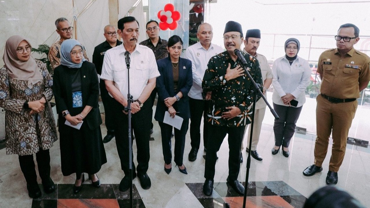 Gus Ipul usai menghadiri Rapat Pleno Perdana Komite Percepatan Transformasi Digital Pemerintah di Kantor DEN