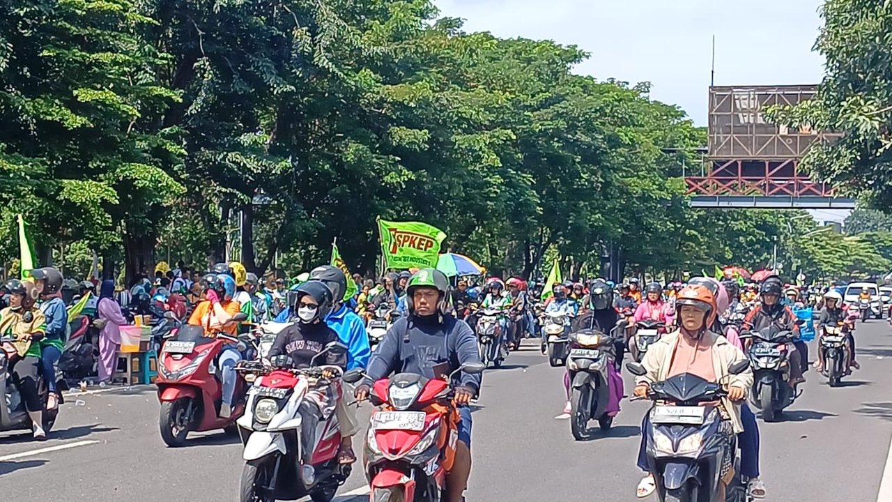 Ribuan buruh dari berbagai elemen melakukan longmarch menuju depan Istana Negara, Jakarta, Kamis (29/9). Dalam aksinya mereka menolak Tax Amnesty serta menaikan upah minumum provinsi (UMP) se