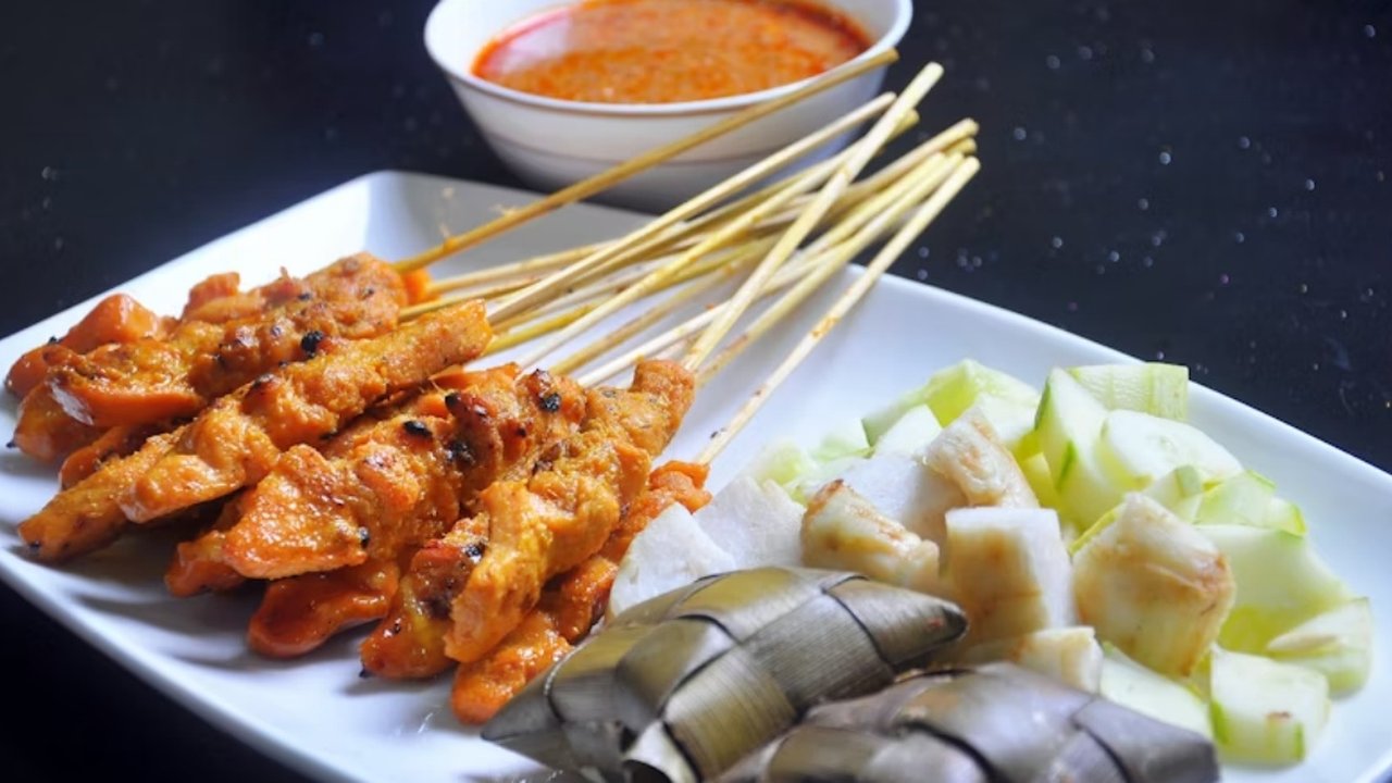 Ilustrasi Ketupat dan Sate