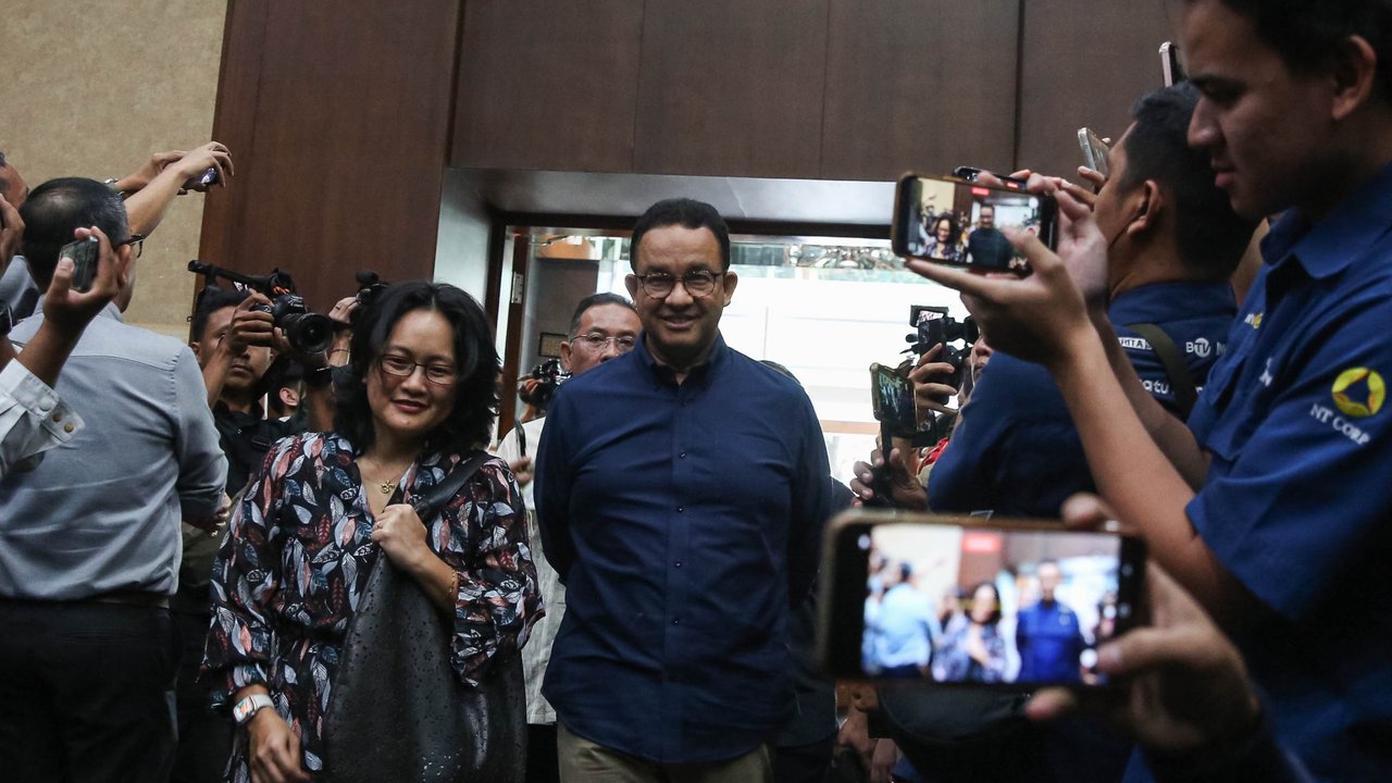Mantan Gubernur DKI Jakarta, Anies Baswedan mendampingi mantan Menteri Perdagangan, Thomas Lembong yang menjalani sidang perdana kasus dugaan korupsi impor gula dengan agenda pembacaan dakwaan di Pengadilan Tipikor, Jakarta, Kamis (6/3/2025).