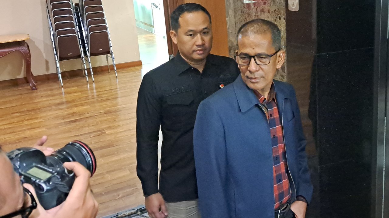 Wakil Ketua Hakim Mahkamah Konstitusi (MK) Saldi Isra usai diperiksa oleh Majelis Kehormatan Mahkamah Konstitusi (MKMK), Rabu (1/11/2023). (Merdeka.com/Lydia F)