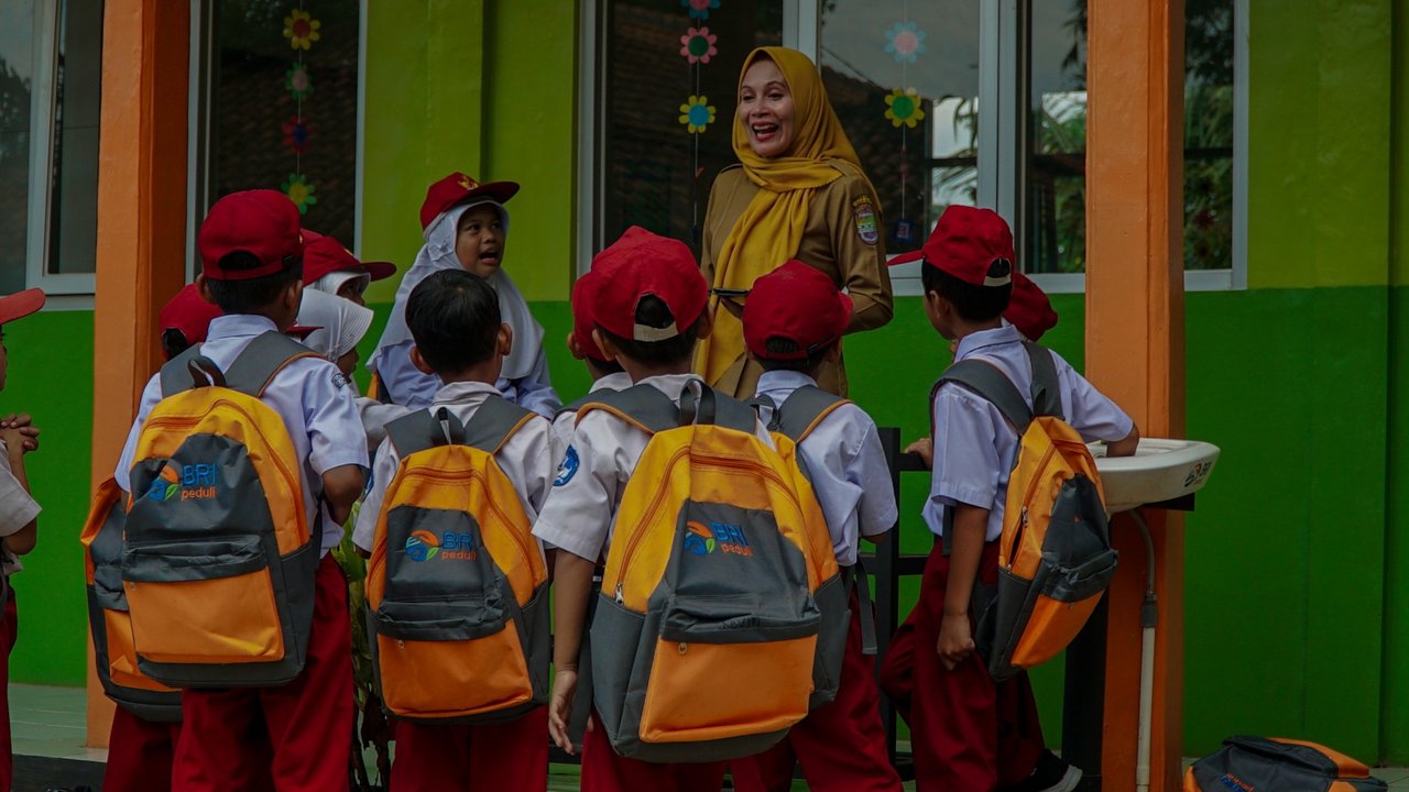 BRI Salurkan Beasiswa bagi Pelajar