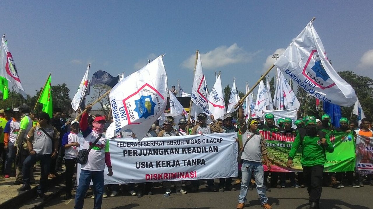 Ribuan buruh dari berbagai elemen melakukan longmarch menuju depan Istana Negara, Jakarta, Kamis (29/9). Dalam aksinya mereka menolak Tax Amnesty serta menaikan upah minumum provinsi (UMP) se