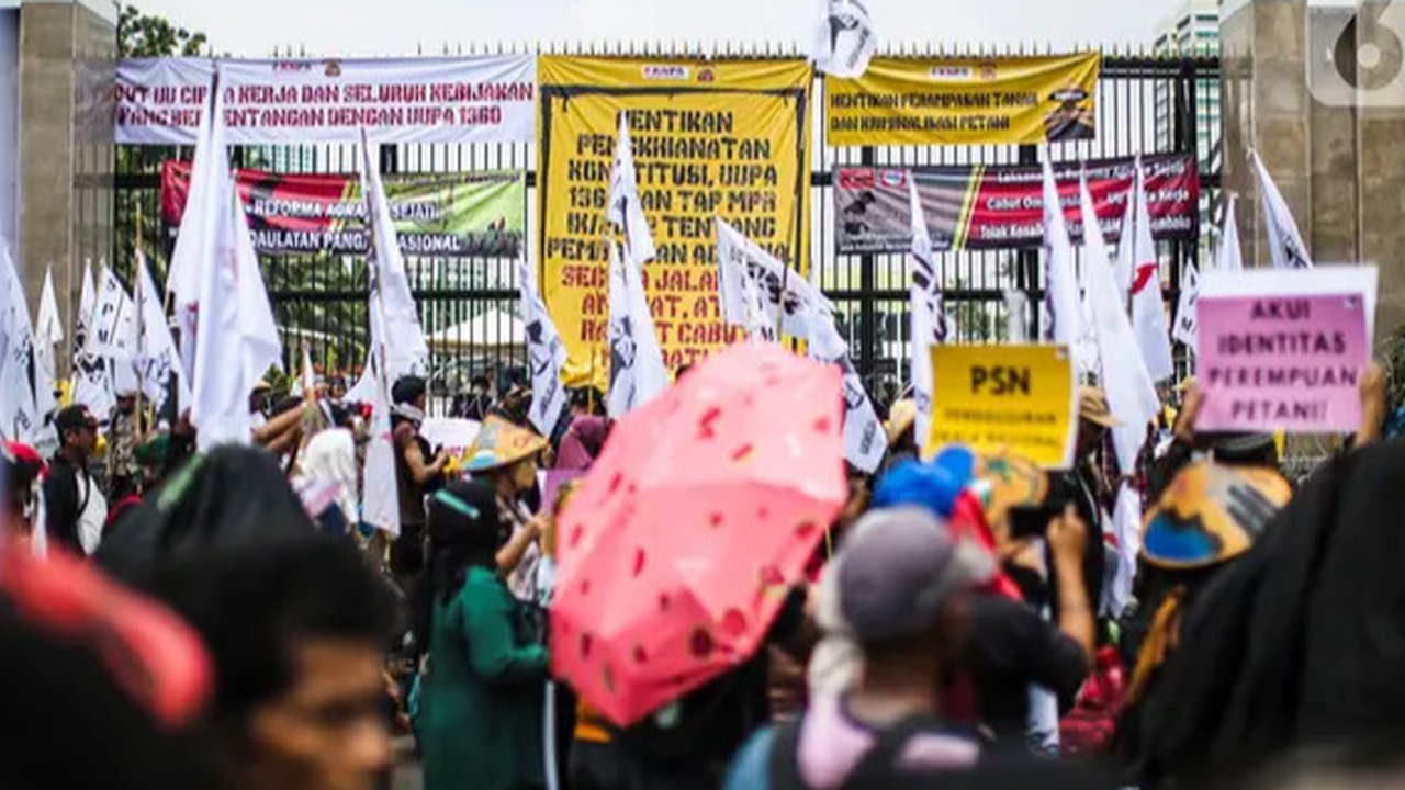 Ribuan buruh dari berbagai elemen melakukan longmarch menuju depan Istana Negara, Jakarta, Kamis (29/9). Dalam aksinya mereka menolak Tax Amnesty serta menaikan upah minumum provinsi (UMP) se