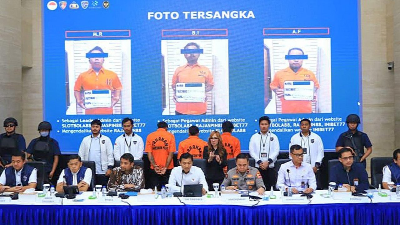 Dir Tipidsiber Bareskrim Polri Brigjen Pol Himawan Bayu Aji bersama Karopenmas Divhumas Polri Brigjen Pol Trunoyudo Wisnu Andiko saat konferensi pers Dittipidsiber Bareskrim Polri di Gedung Awaloedin Djamin, Bareskrim Polri, Jakarta, Rabu (27/08/2025).