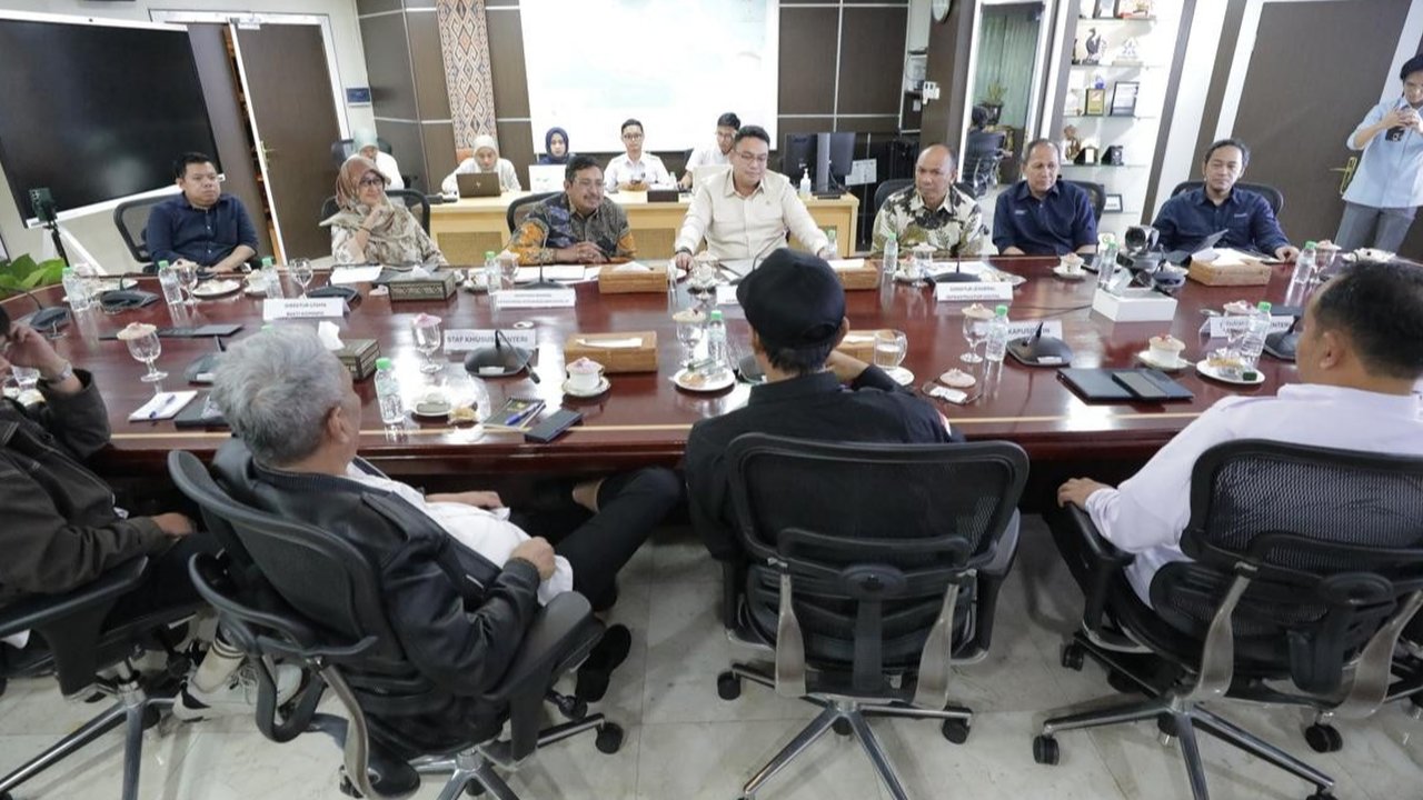 Pertemuan antara Menteri Sosial Saifullah Yusuf (Gus Ipul) dan Wakil Menteri Komunikasi dan Digital Angga Raka Prabowo di Kantor Kemensos
