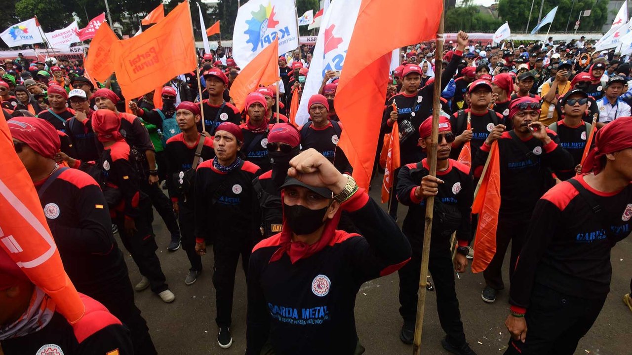 Ratusan buruh yang tergabung dalam Koalisi Serikat Pekerja dan Partai Buruh (KSP-PB) termasuk KSPI menggelar aksi unjuk rasa di depan Gedung DPR RI, Jakarta, Kamis (28/08/2025)