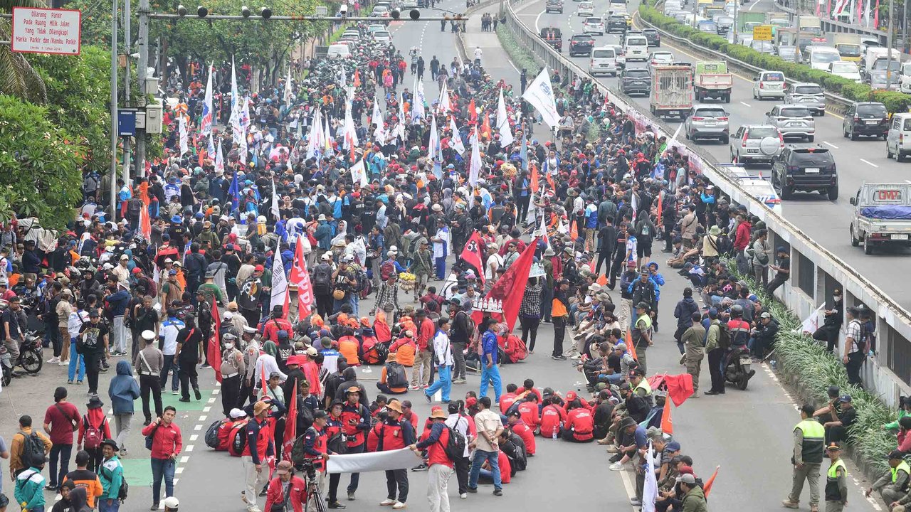 Ratusan buruh yang tergabung dalam Koalisi Serikat Pekerja dan Partai Buruh (KSP-PB) termasuk KSPI menggelar aksi unjuk rasa di depan Gedung DPR RI, Jakarta, Kamis (28/08/2025)