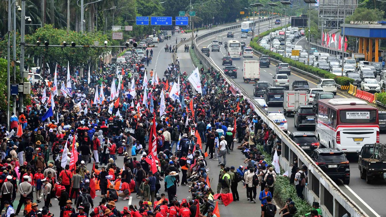 Ratusan buruh yang tergabung dalam Koalisi Serikat Pekerja dan Partai Buruh (KSP-PB) termasuk KSPI menggelar aksi unjuk rasa di depan Gedung DPR RI, Jakarta, Kamis (28/08/2025)