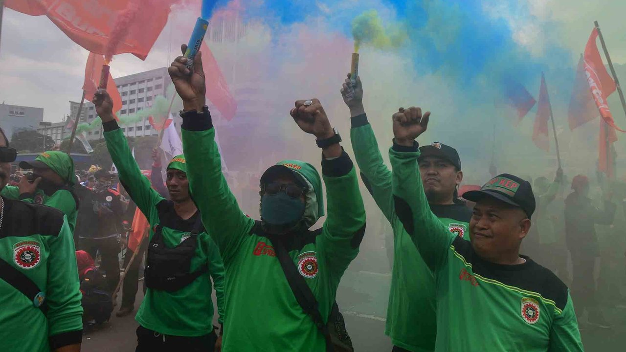 Ratusan buruh yang tergabung dalam Koalisi Serikat Pekerja dan Partai Buruh (KSP-PB) termasuk KSPI menggelar aksi unjuk rasa di depan Gedung DPR RI, Jakarta, Kamis (28/08/2025)