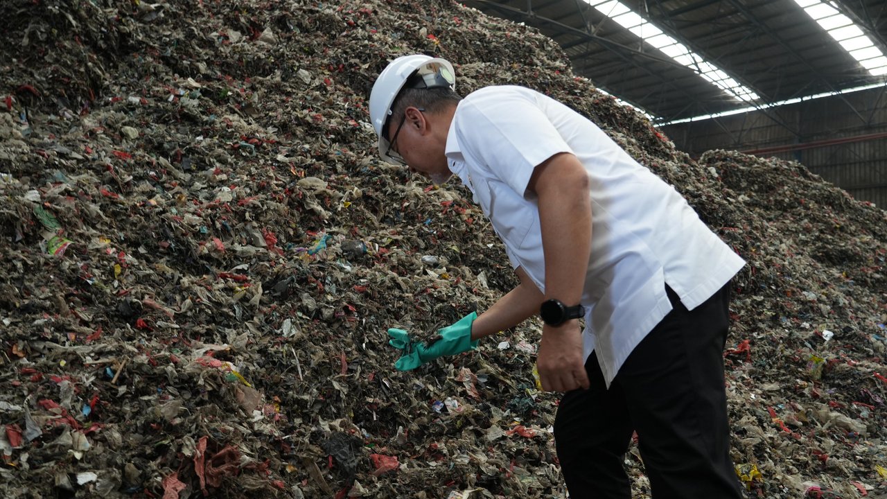 Menteri Prabowo Janji Tumpukan Sampah Setinggi Gedung 14 Lantai Selesai dalam 2 Tahun