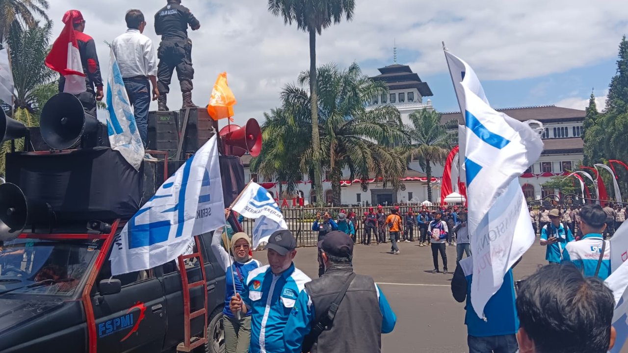6 Tuntutan Demo Buruh di Gedung Sate, Hingga Sorot Naiknya Tunjangan DPR