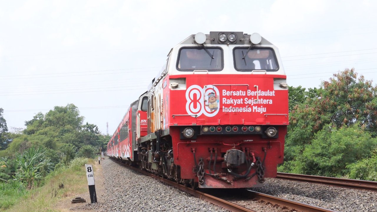 Penumpang berada di dalam rangkaian KRL di Stasiun KRL Commuter Line Sudirman, Jakarta, Jumat (30/12/2022). Sebelumnya, PT Kereta Commuter Indonesia (KCI) mengatakan, hingga saat ini, kena