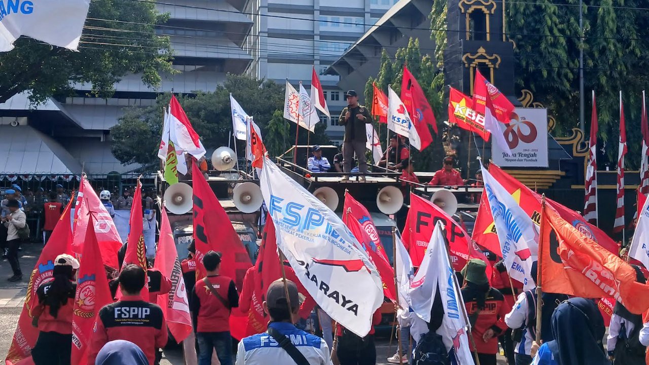 Demo Buruh Jateng Desak Gubernur Lutfhi Tolak Outsourcing dan Hapus Upah Murah