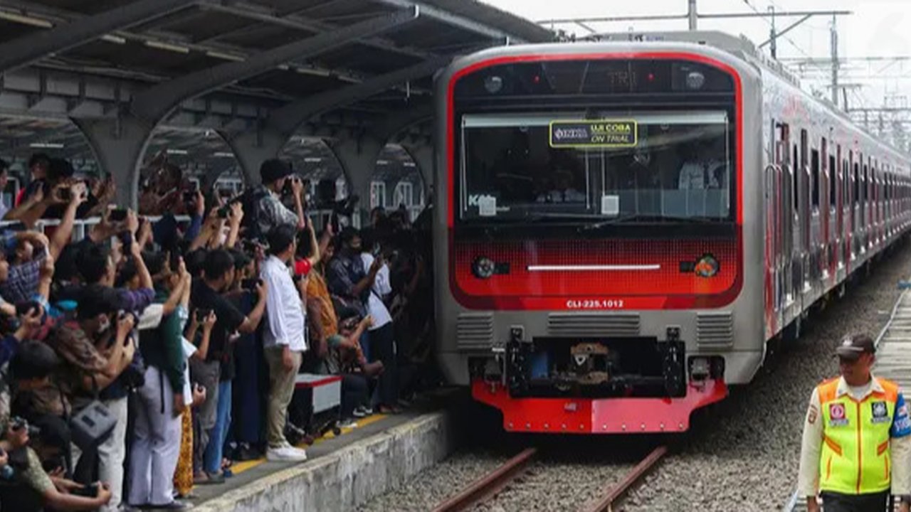 KAI Commuter juga menghadirkan KRL dengan tipe terbaru yang akan segera dioperasikan di wilayah Jabodetabek. (Liputan6.com/Angga Yuniar)