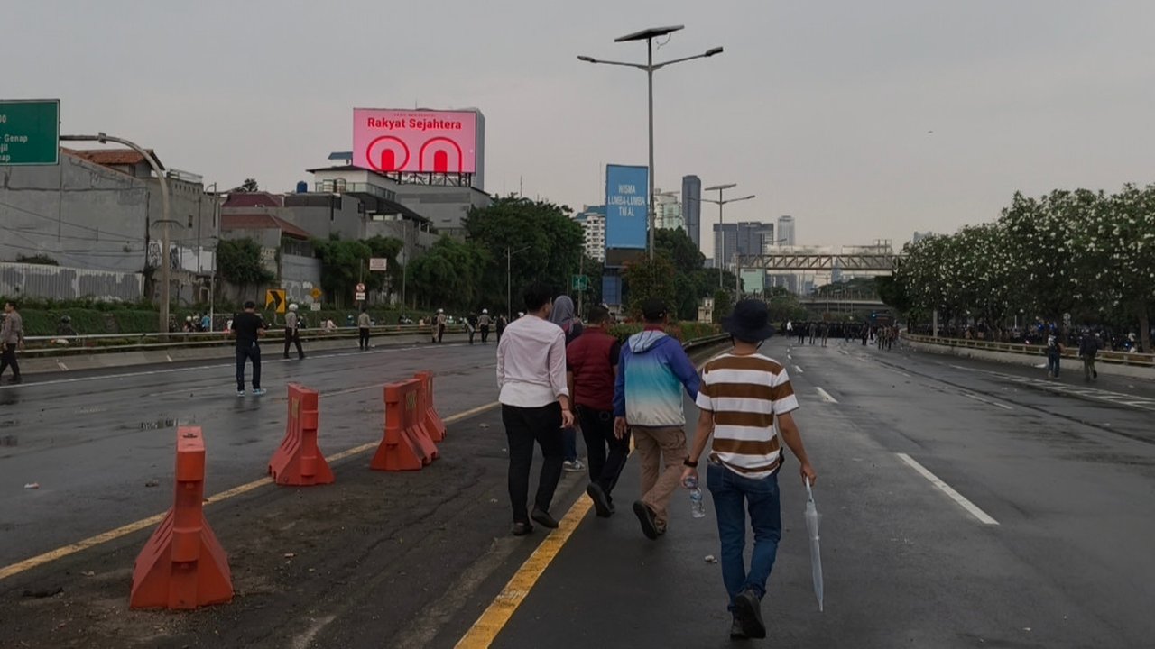 Kondisi Terkini Demo Buruh Depan DPR: Kericuhan Merembet ke Simpang Slipi, Polisi Dilempari Petasan dan Molotov